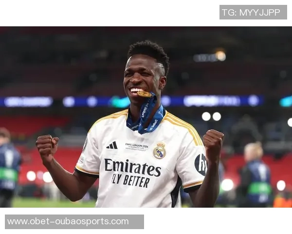 一年前的今天罗德里荣获金球奖见证足球历史的辉煌时刻